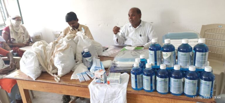 सीएचसी बभनी में पीरामल स्वास्थ्य नीति आयोग के तहत स्वास्थकर्मी को दिया गया पल्स ऑक्सिसिमिटर व थर्मामीटर।