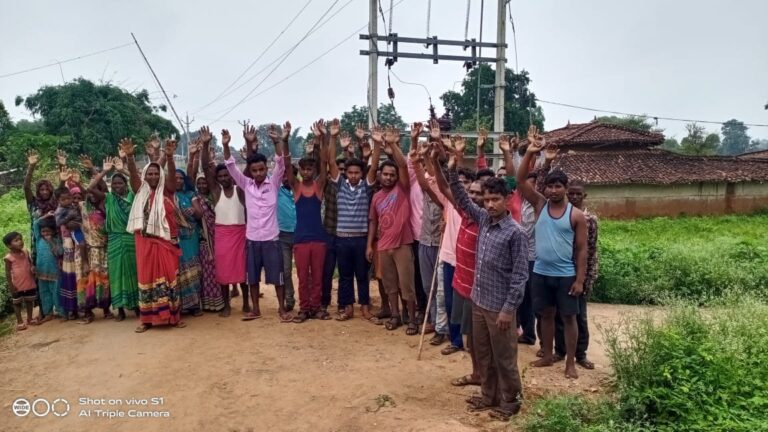 बिजली विभाग की नाकामियों को लेकर सैकड़ो की संख्या मे होकर ग्रामीणों ने लगाए मुर्दाबाद के नारे।