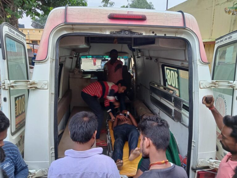 दुद्धी – रामनगर से आ रही मोटरसाइकिल ट्रैक्टर की चपेट में आने से युवक गंभीर, ट्रामा सेंटर रेफर ।