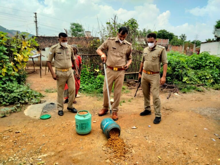 डाला पुलिस ने भारी मात्रा में देशी शराब बनाए जाने में प्रयुक्त लहन किया नष्ट।