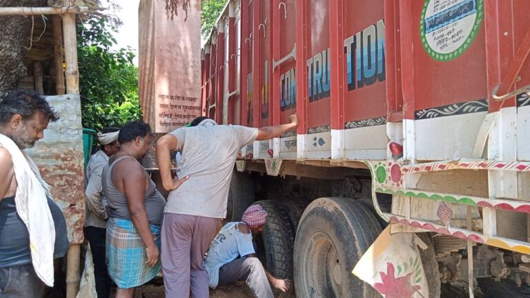 लापरवाही – सरकारी किताब से लदी ट्रक के धक्के से राजस्व की संपत्ति विद्यालय को क्षति।