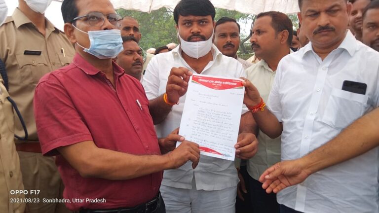 सोनांचल ट्रक ओनर्स एसोसिएशन ने विज्ञप्ति के बाद विरोध प्रदर्शन किया बंद।