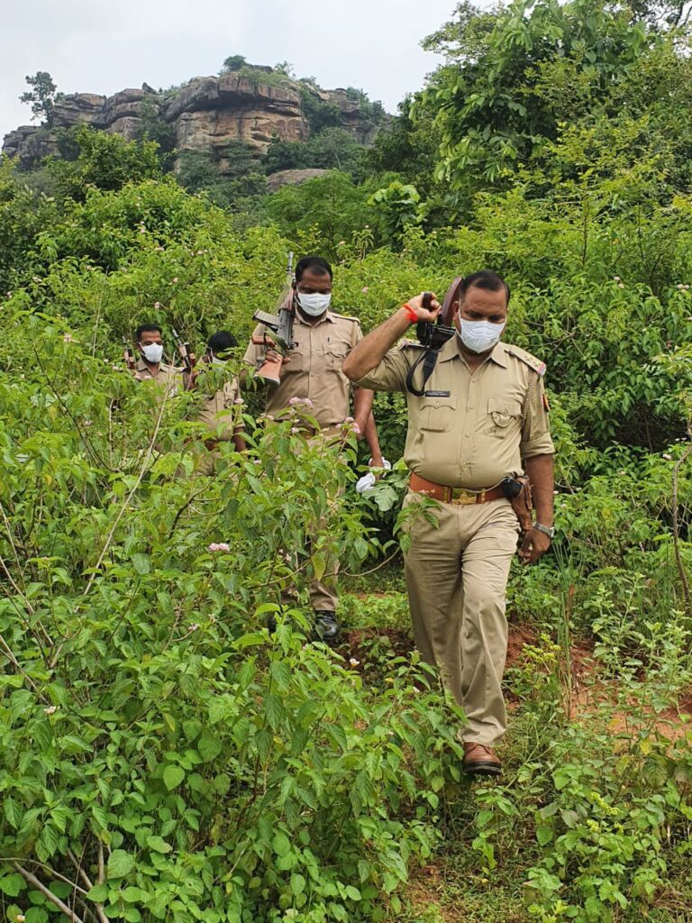 नक्सलियों के खोज में पुलिस की काम्बिंग।