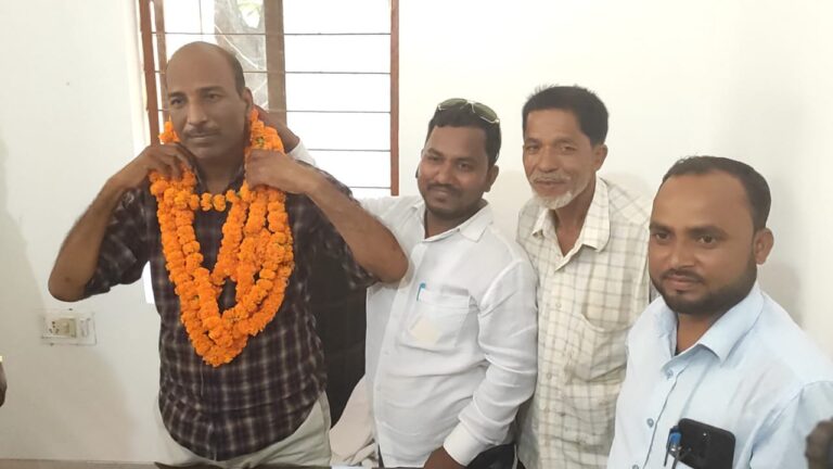 नवागत एडीओ पंचायत दुद्धी समर बहादुर सिंह का ग्राम प्रधानों, सदस्यों, कांट्रेक्टरो ने फूल माला पहना कर किया स्वागत।