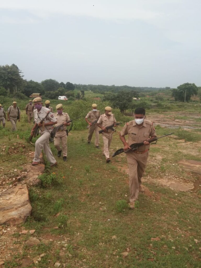 क्षेत्राधिकारी सदर के नेतृत्व में थाना म्योरपुर, विण्ढमगंज, कोन, पन्नूगंज तथा चौकी अमवार पुलिस द्वारा अपने-अपने क्षेत्रों में मयफोर्स एवं पीएसी सघन कॉम्बिंग की गयी।