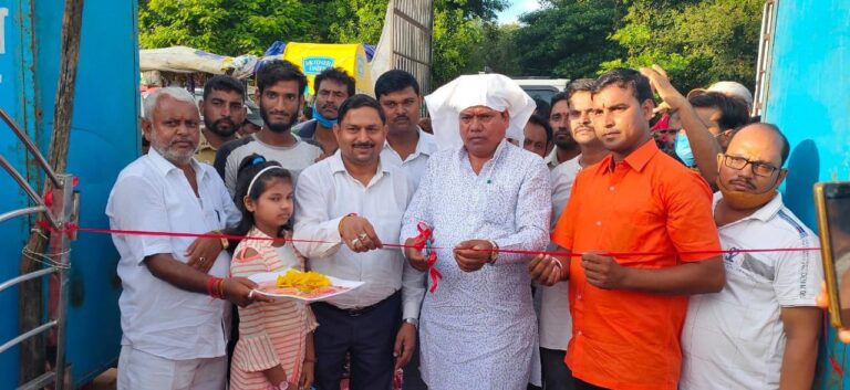 प्रदर्शनी एवं मीना बाजार का विधायक हरिराम चेरो ने उद्घाटन पूजन व फीता काटकर किया।