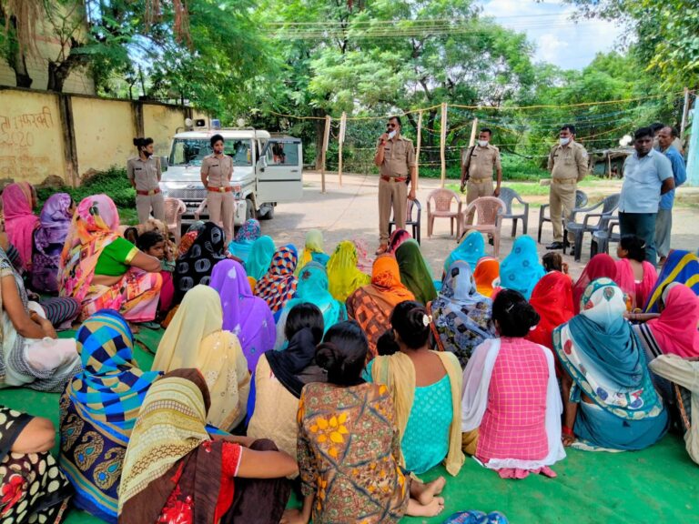 मिशन शक्ति कार्यक्रम के तहत चौपाल लगाकर किया जा रहा जागरूक।