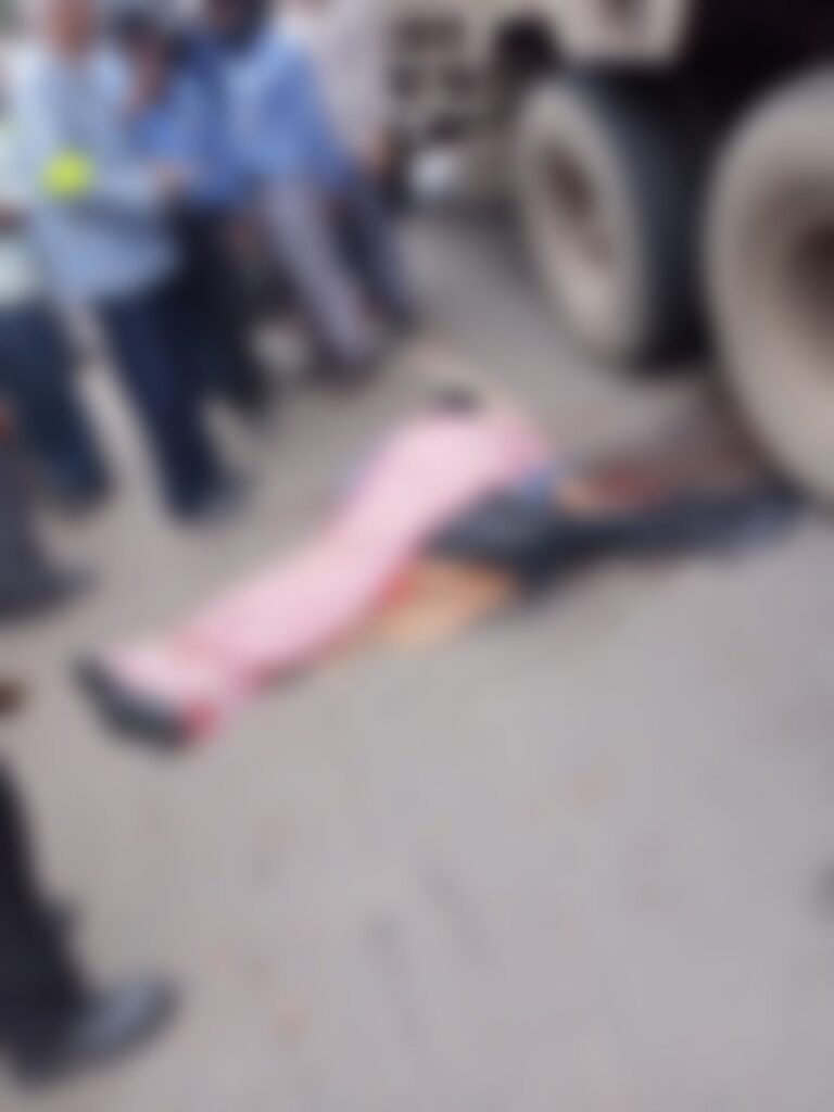 रेणुकूट में कुत्ते के बाइक से टकराने के कारण हिंडाल्को के एक कर्मचारी को ट्रक ने कुचला, मचा कोहराम।