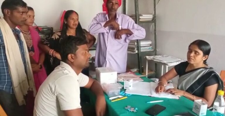 नहीं हो सका स्वास्थ्य व्यवस्था में सुधार, अस्पताल से स्टाफ नदारत, ओपीडी,दवा घर में ताला बंद मिला सीएचसी प्रभारी ने कहा एक सप्ताह में सब कुछ ठीक हो जाएगा।