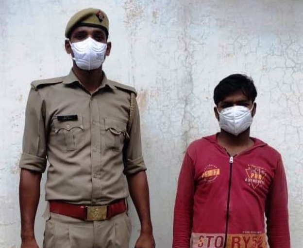 पत्नी की हत्या के आरोप में पुलिस ने किया गिरफ्तार।