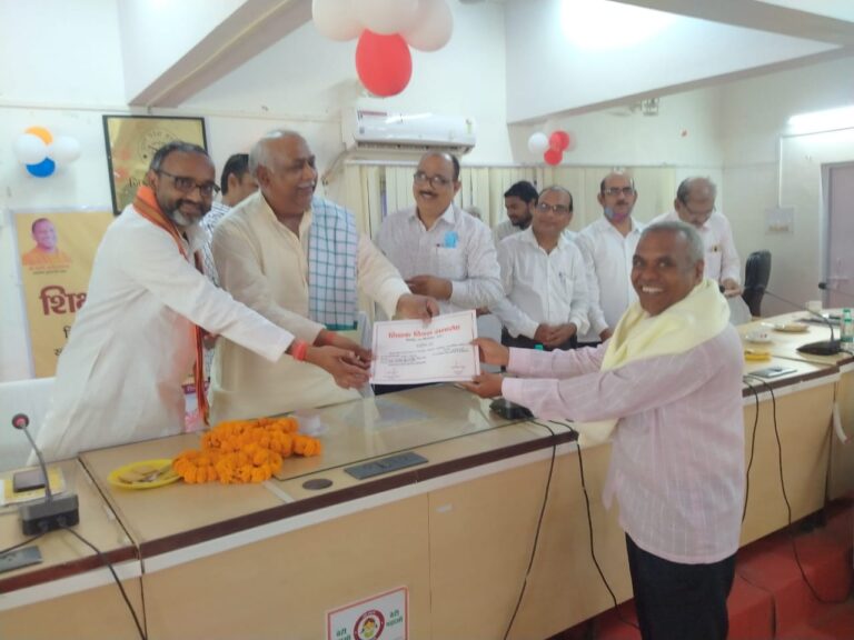 सोनभद्र – शिक्षक दिवस के अवसर पर राजा चंडोल इंटर कॉलेज के प्रधानाचार्य जिले पर हुए सम्मानित।