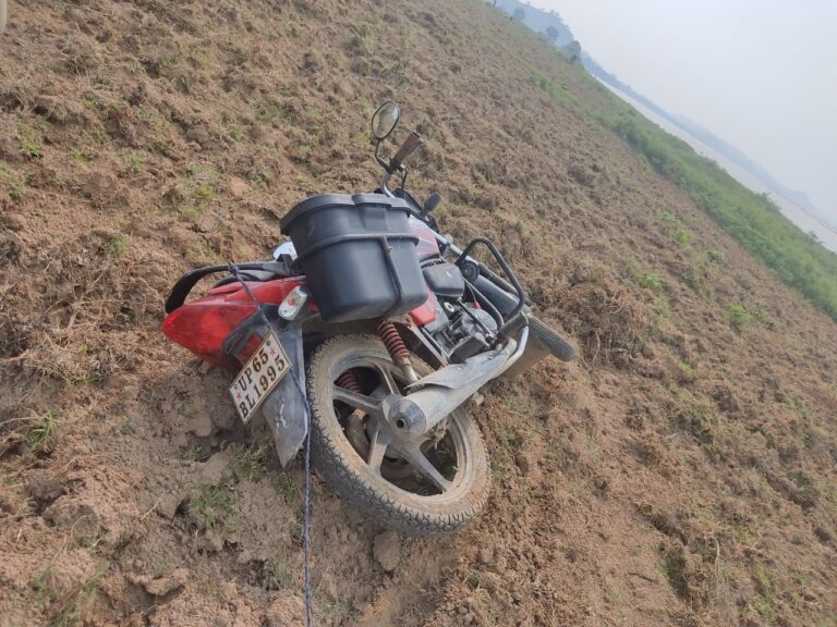 सोनभद्र से बड़ी खबर साइकिल से बालू ढोने वाले के ऊपर हुई कार्यवाही से बालू ढोने वाले में मची हड़कंप, 21साइकिल व 1बाइक सीज।