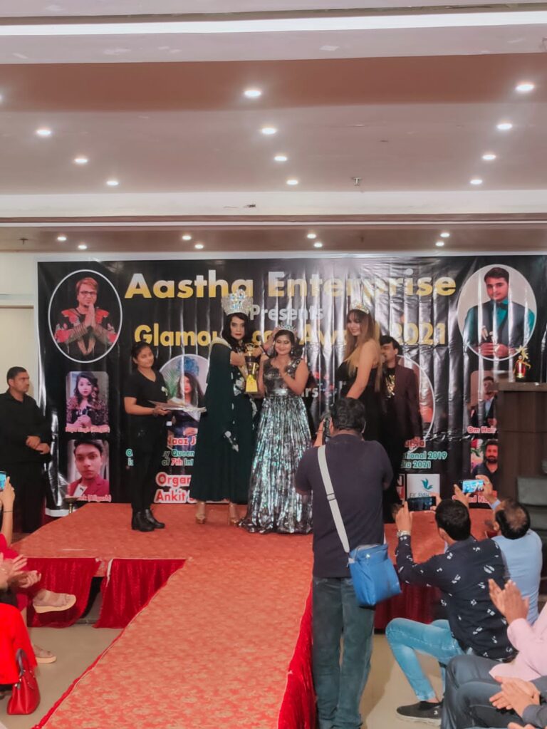 लगन, मेहनत और पति के सहयोग से दुद्धी की ऋतु सोनी ने उत्तर प्रदेश मिसेज 2021 का गोल्ड मेडल अवार्ड जीता.