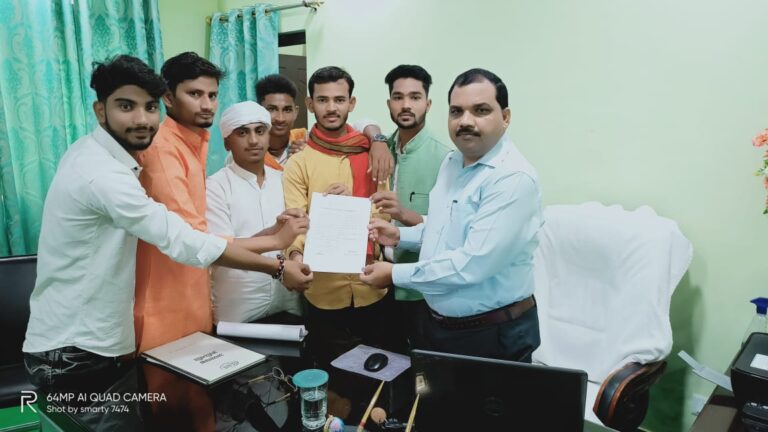 परीक्षा परिणाम से असंतुष्ट ओबरा पीजी कॉलेज के छात्रों ने प्राचार्य को सौंपा ज्ञापन।