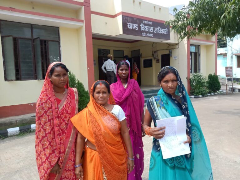 समूह द्वारा सामुदायिक शौचालय में साफ सफाई के लिए तैनात महिला के स्थान पर फर्जी तैनाती का मामला पहुंचा जिलाधिकारी कार्यालय।