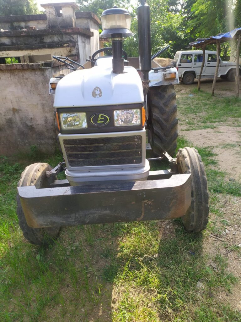 अवैध उत्खनन में संलिप्त बालू गिराकर भाग रहे ट्रैक्टर को वन विभाग की टीम ने गुलालझरिया में पकड़ा।