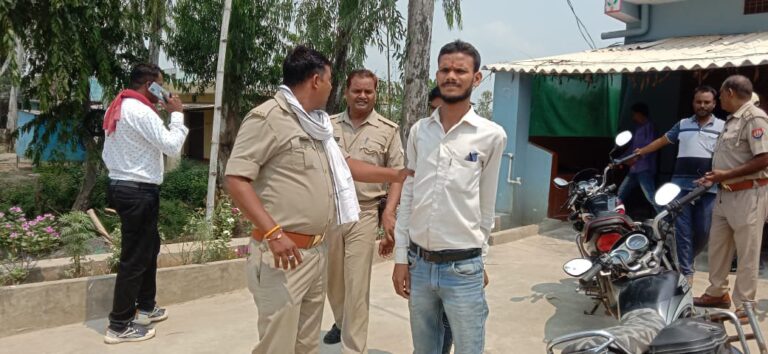 सोनभद्र – अधिकारी बनकर आवास के नाम पर पैसा ठगने वाले दो युवक धराये, ग्रामीणों ने किया पुलिस के हवाले