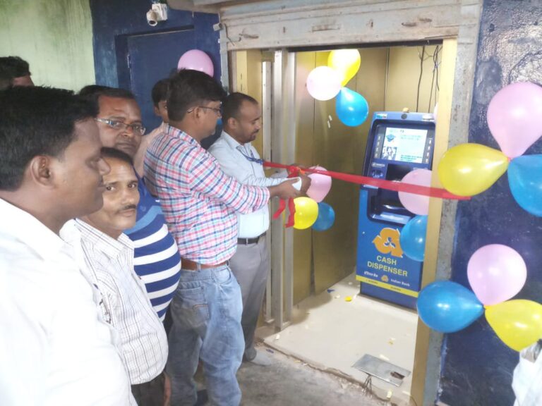 एटीएम का उद्घाटन शाखा मैनेजर रवि कांत ने फीता काटकर किया।