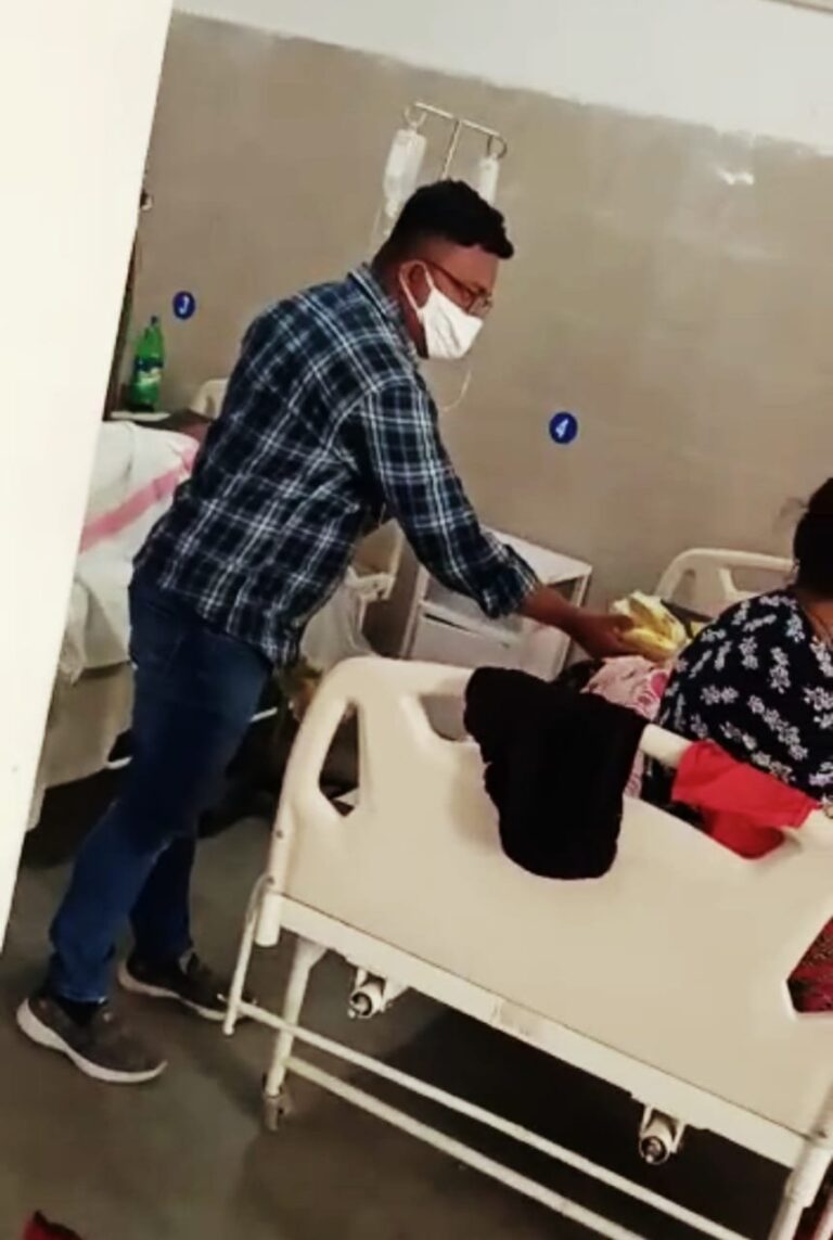 समाज सेवा में युवा आ रहे हैं आगे, अस्पतालों में फल वितरण कर ले रहे गरीबों की दुआ।