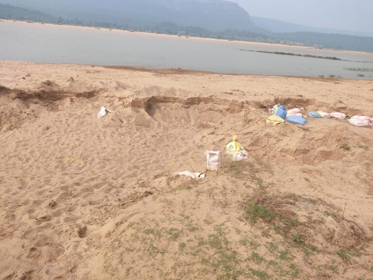 साइकिल और बाइक से ढोने वाले बालू को वन विभाग ने 5 साइकिल एक बाइक को किया सीज।