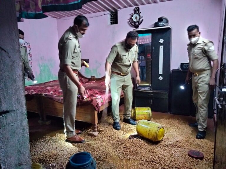 सोनभद्र पुलिस द्वारा दबिश देकर 13 शराब कारोबारियों के कब्जे से 130 लीटर अवैध कच्ची शराब की हुई बरामदगी, भारी मात्रा में लहन भी किया गया नष्ट।