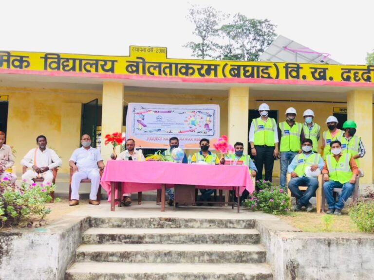 एल एंड टी के सौजन्य से बोलताकरम स्कूल पर लगे सोलर पैनल।