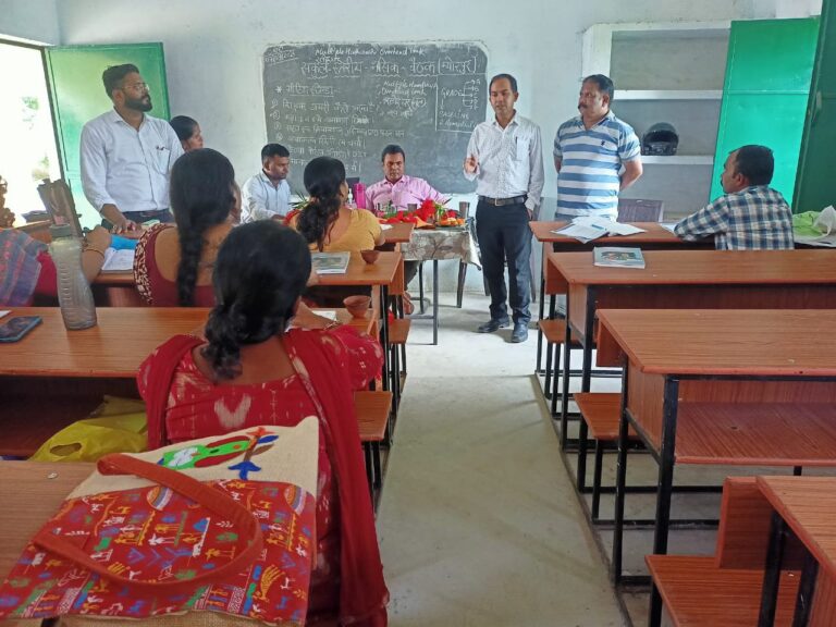 खण्ड शिक्षा अधिकारी म्योरपुर के नेतृत्व मे संपन्न हुई संकुल स्तरीय मासिक बैठक ।