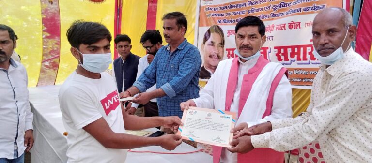 समापन समारोह में ग्राम पंचायत मिश्री पहुँचे सांसद।