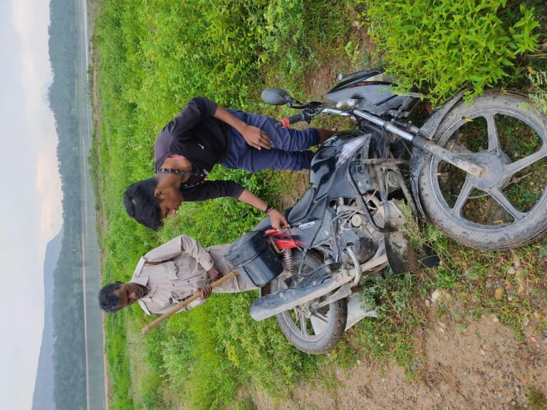 नदी से अवैध बालू बाइक पर लोड करते समय वन विभाग टीम ने पकड़ किया सीज।