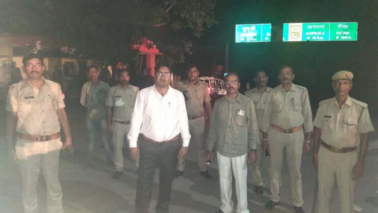 उप जिला अधिकारी दुद्धी के नेतृत्व में चला ओवरलोड वाहनों की चेकिंग अभियान।