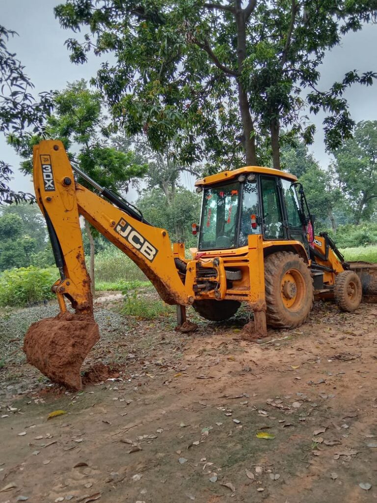 वन क्षेत्र में तालाब खुदाई करते जेसीबी सीज,वन अधिनियम में मुकदमा दर्ज।