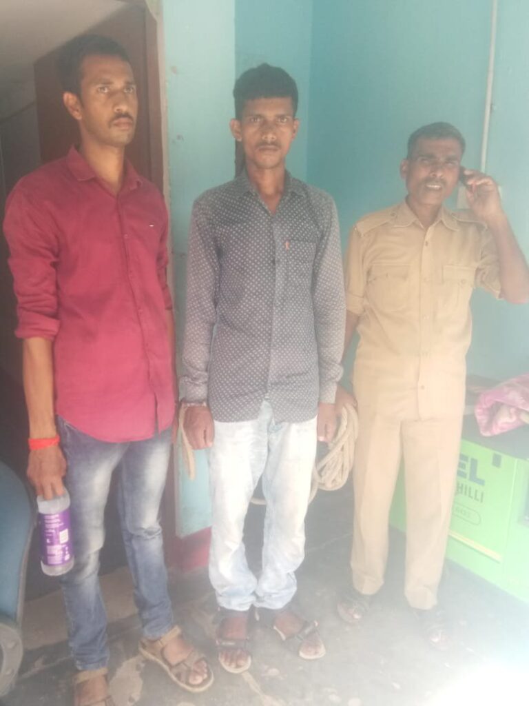 चार पशुओं के साथ दो पशु तस्कर गिरफ्तार पिकअप वाहन सीज।