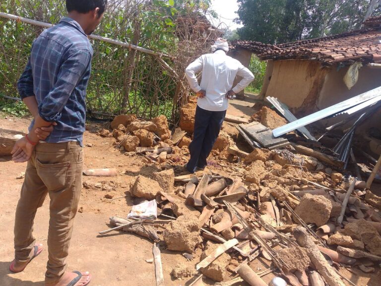 मकान के नीचे दब कर अधेड़ की मौत।