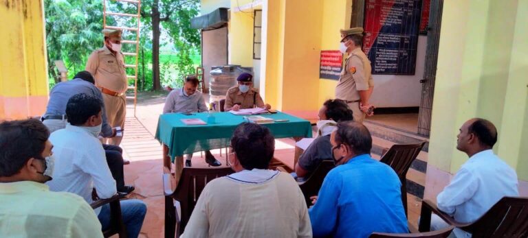 समाधान दिवस के अवसर पर सोनभद्र डीएम और एस पी ने संयुक्त रूप से समस्याओं को सुना, समाधान हेतु दिए दिशानिर्देश।