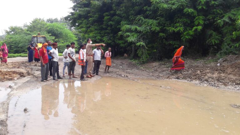 गंदा पानी सड़कों से बहकर घरों में घुसने पर किया प्रदर्शन।