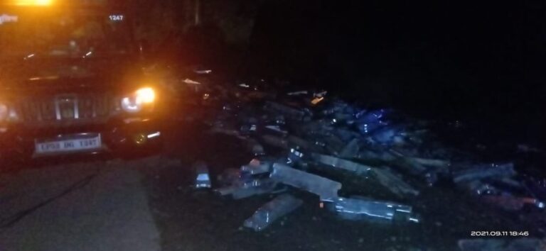 एल्यूमिनियम की सिल्ली लदा ट्रक पलटा।