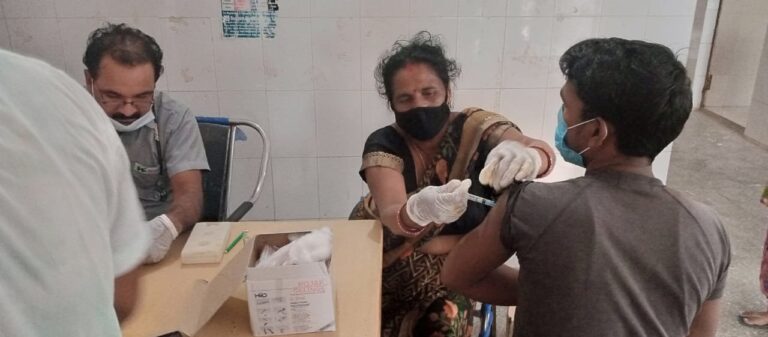 नल जल जीवन कार्यदाई एल एण्ड टी संस्था के कर्मचारियों एवं ग्रामीणों को आयुष्मान भारत हेल्थ एण्ड वेलनेस सेन्टर अमवार मे लगा वैक्सीन।