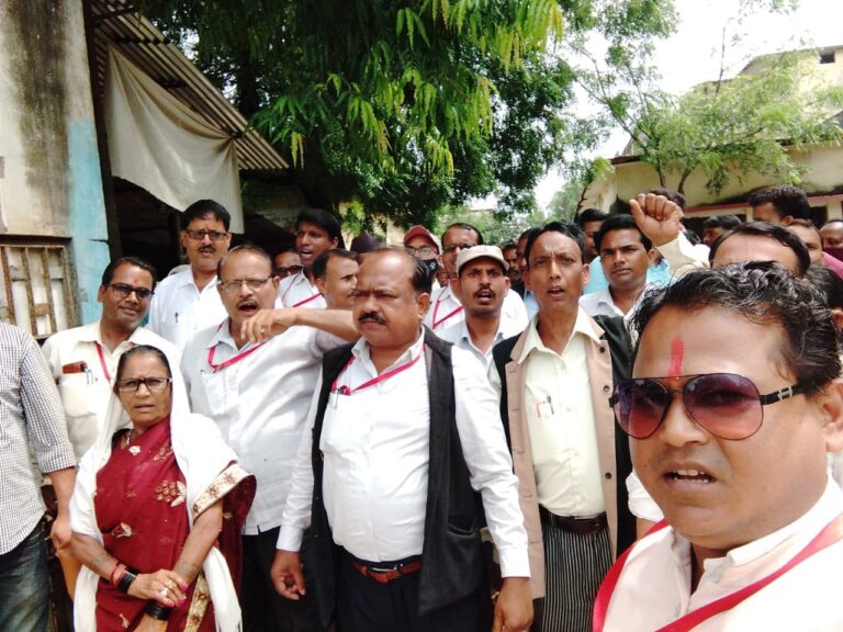 अधिवक्ताओं का प्रतिनिधि मंडल ने मण्डलायुक्त को ” न्याय चला निर्धन से मिलने ” संदर्भित चार सूत्रीय ज्ञापन सौपा।