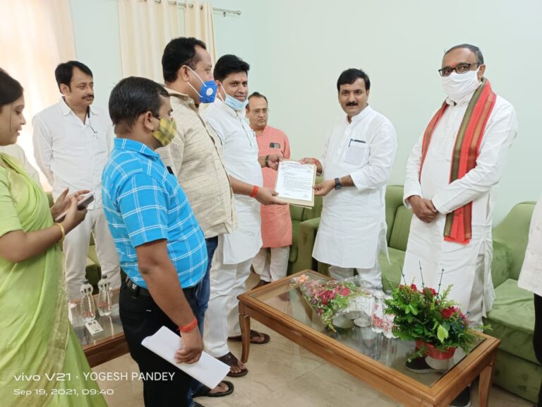 उत्तर प्रदेशीय प्राथमिक शिक्षक संघ के जिलाध्यक्ष योगेश पांडेय ने बेसिक शिक्षा मंत्री को जनपद की समस्याओं को लेकर दिया ज्ञापन।