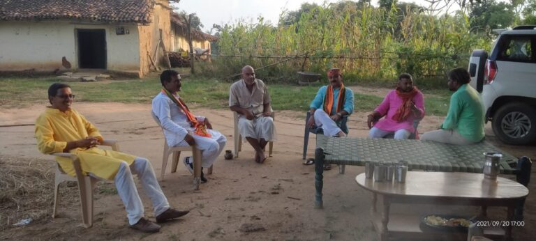 भाजपा जिलाध्यक्ष ने रेल दुर्घटना में मृतक परिवार के घर पहुंच किया संवेदना व्यक्त।