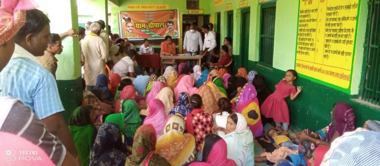 खुली बैठक में खुला मनरेगा घोटाला, जिसने कभी काम नहीं किया उसके नाम पर भुगतान, ब्लाक प्रमुख के सामने एक महिला ने बताया हम कभी काम नहीं किए हैं।