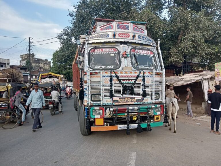 हड़कंप -ओवरलोड वाहनों के खिलाफ खनन विभाग द्वारा की गई कार्रवाई, वाहनों के प्रपत्र की वैधता समाप्त थी।