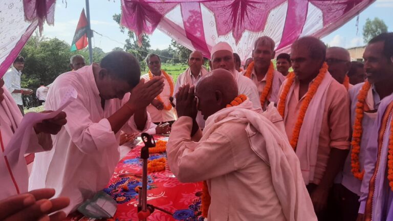 ग्राम डुमरडीहा में विजय सिंह गोड़ का जनचौपाल, कहा सपा की सरकार बनते हीं 300 यूनिट मुफ्त बिजली व 2000 रु० समाजवादी पेंशन सरकार देगी।