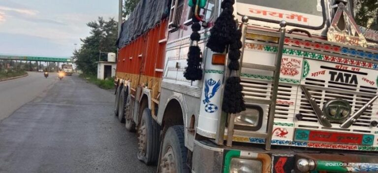 ओवरलोड बालू लदे वाहनों पर कार्यवाही से हड़कंप।