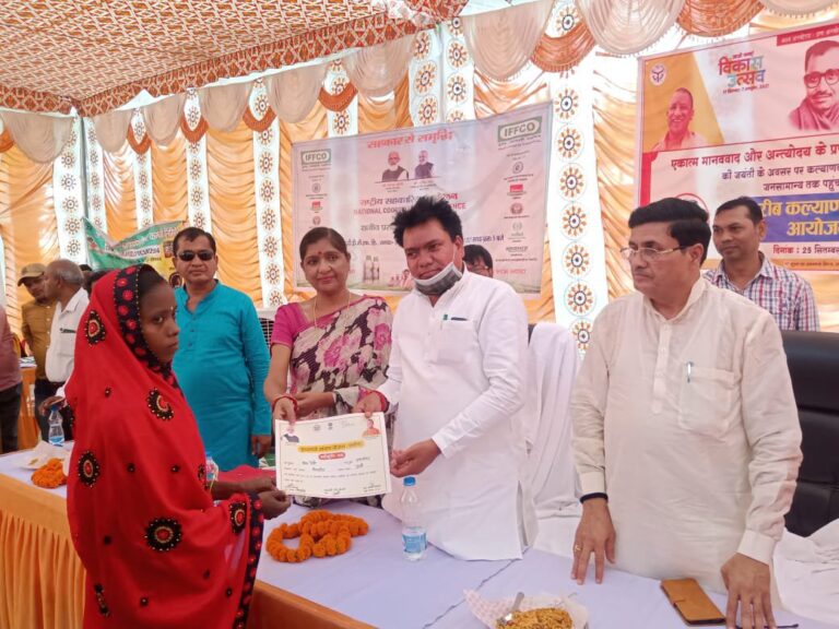 गरीब कल्याण मेला में दी योजनाओं की जानकारी।