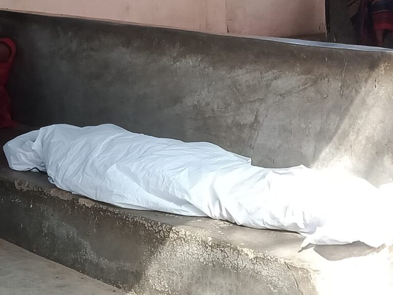 जेसीबी से अवैध बालू खनन कर नदी में बने गढ्ढे में डूबकर किशोरी की मौत