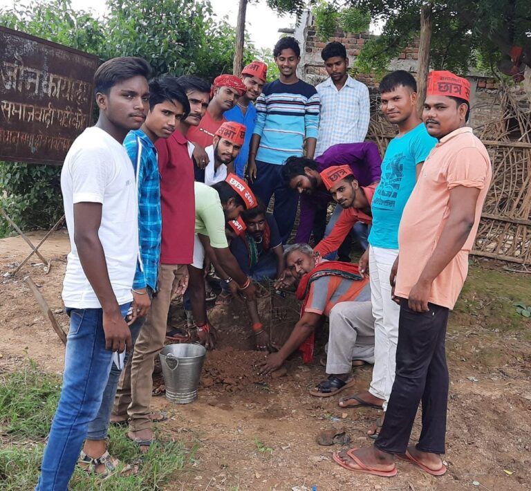 शहीद-ए-आजम भगत सिंह जी के जयंती पर सपा छात्र सभा के कार्यकर्ताओं ने किया पौधरोपण।