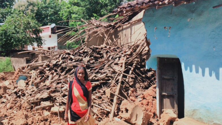 धनौरा गांव में कच्ची का मकान गिरने से ग्रामीण किसान का परिवार हुआ बेघर, मुआवजे की मांग।