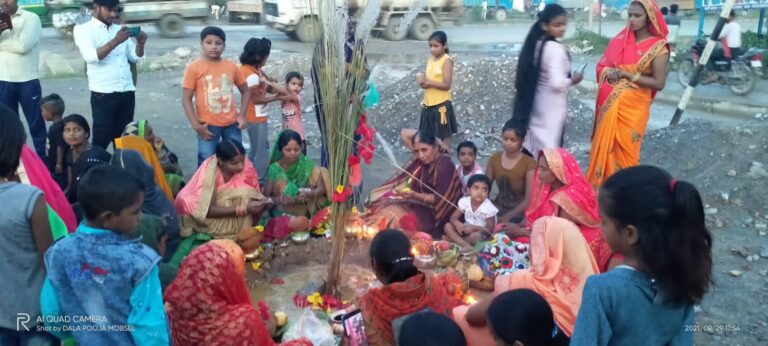 जीवित्पुत्रिका-व्रत कर रही महिलाओं ने किया पूजन अर्चन, सुनी जीमूतवाहन की कथा।