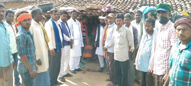 आरंगपानी में मृतक हुए युवक के परिजनों से मिला बहुजन समाज पार्टी सोनभद्र का प्रतिनिधि मंडल, दी सांत्वना।